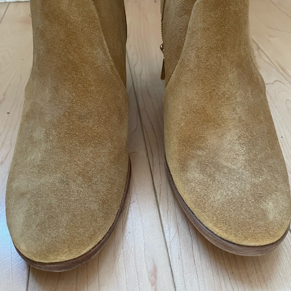 Boots - Picture 3 of 8